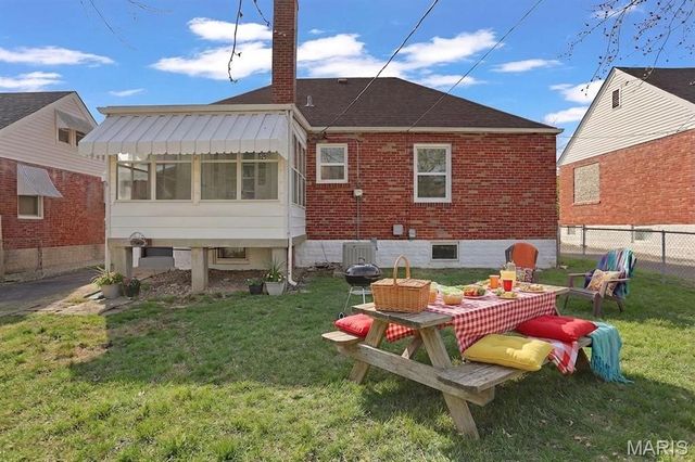 8636 Charlton Lane, Affton, MO 63123