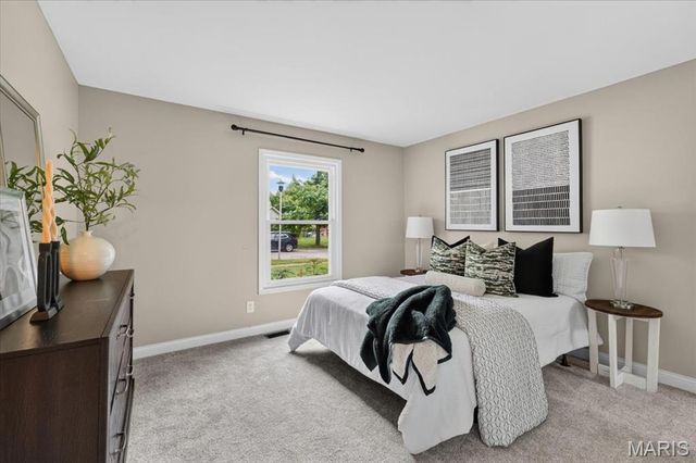947 Oakfield Drive, Ballwin, MO 63021