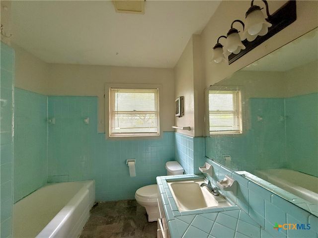 301 Angus Street, Victoria, TX 77904