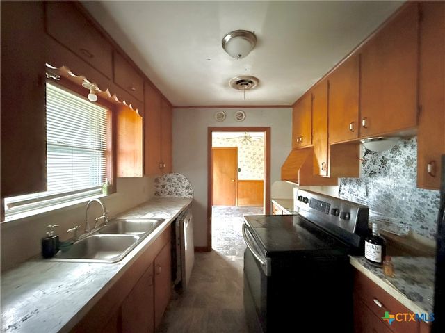 301 Angus Street, Victoria, TX 77904