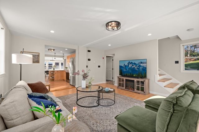 10 Hillside Rd, North Reading, MA 01864