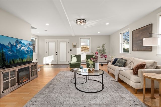 10 Hillside Rd, North Reading, MA 01864