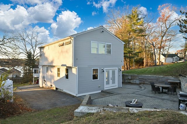 10 Hillside Rd, North Reading, MA 01864