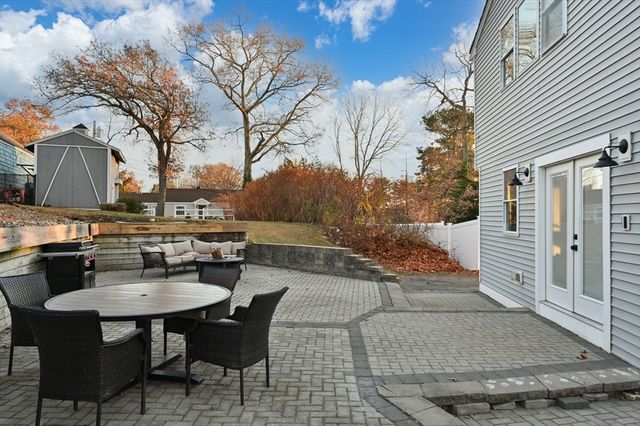 10 Hillside Rd, North Reading, MA 01864