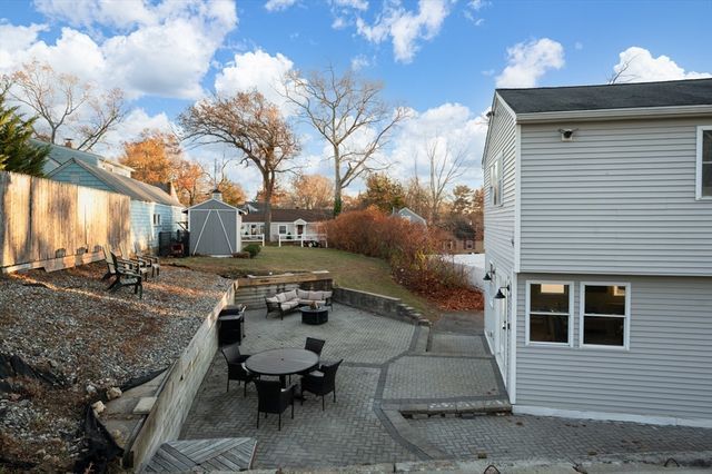 10 Hillside Rd, North Reading, MA 01864