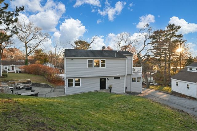 10 Hillside Rd, North Reading, MA 01864