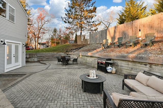 10 Hillside Rd, North Reading, MA 01864