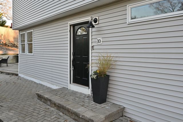 10 Hillside Rd, North Reading, MA 01864