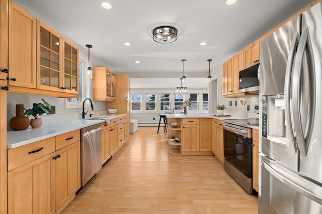 10 Hillside Rd, North Reading, MA 01864