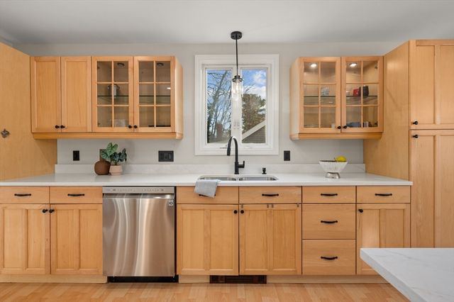 10 Hillside Rd, North Reading, MA 01864