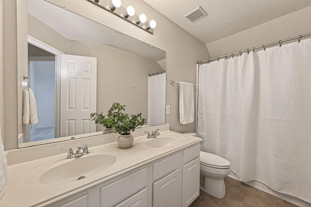 6506 E Bending Oaks Lane, Pearland, TX 77584