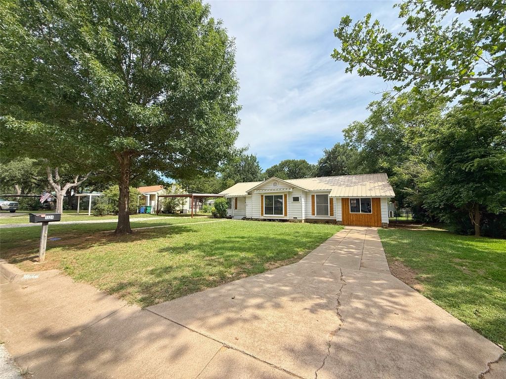 1324 Morningside Avenue, Graham, TX 76450