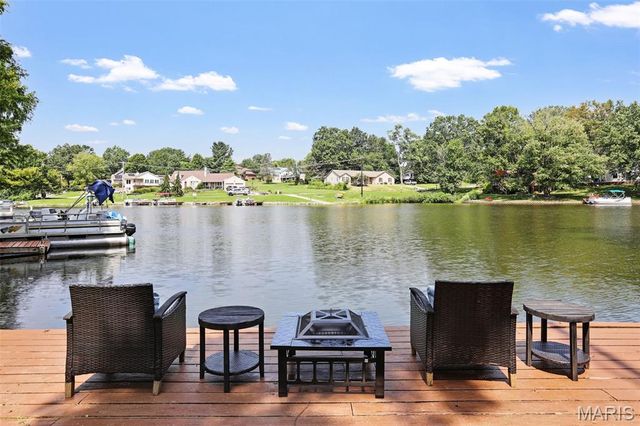 135 W Lake Drive, Edwardsville, IL 62025