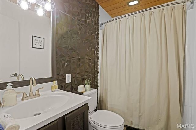 135 W Lake Drive, Edwardsville, IL 62025