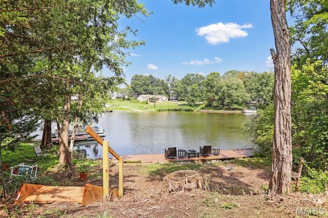 135 W Lake Drive, Edwardsville, IL 62025