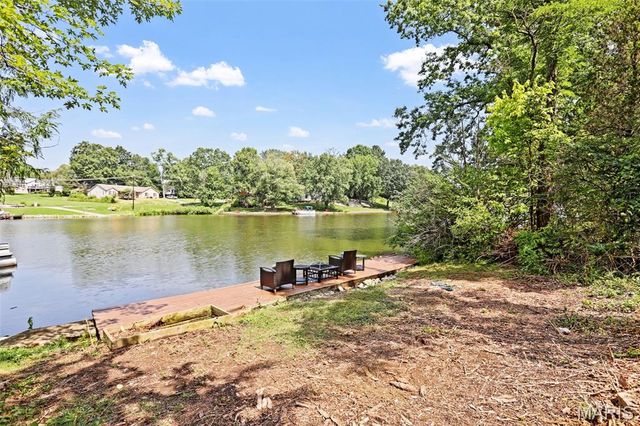 135 W Lake Drive, Edwardsville, IL 62025