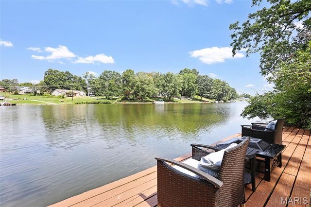 135 W Lake Drive, Edwardsville, IL 62025
