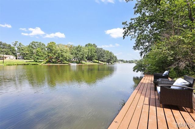 135 W Lake Drive, Edwardsville, IL 62025
