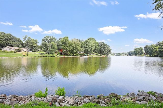 135 W Lake Drive, Edwardsville, IL 62025