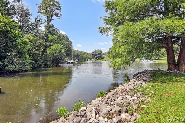 135 W Lake Drive, Edwardsville, IL 62025