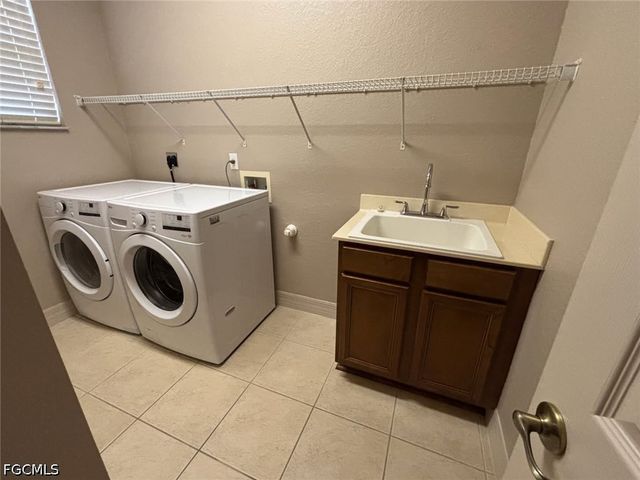 3573 Malagrotta CIR, Cape Coral, FL 33909