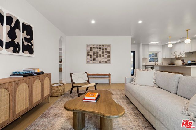 23649 Emelita Street, Woodland Hills (los Angeles), CA 91367