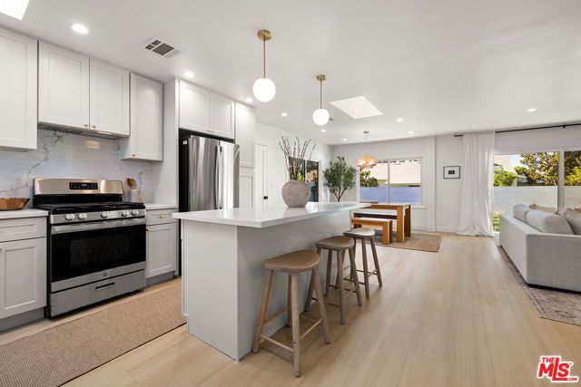 23649 Emelita Street, Woodland Hills (los Angeles), CA 91367