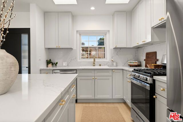 23649 Emelita Street, Woodland Hills (los Angeles), CA 91367