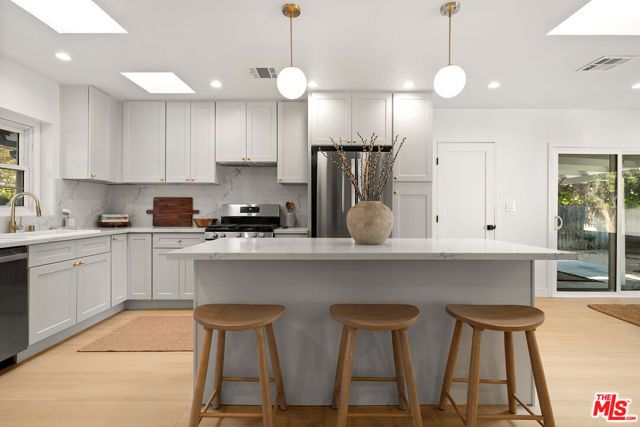 23649 Emelita Street, Woodland Hills (los Angeles), CA 91367