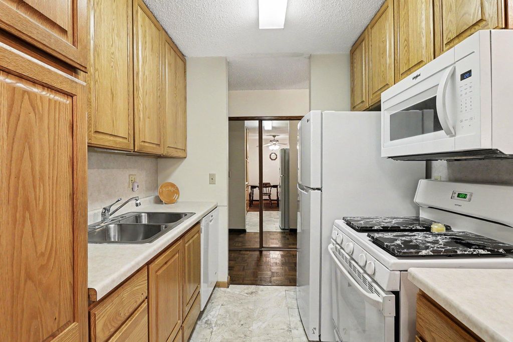 4201 Lakeside Avenue N 307, Brooklyn Center, MN 55429 — exterior