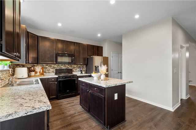 829 Frickwood Dr, South Park, PA 15129