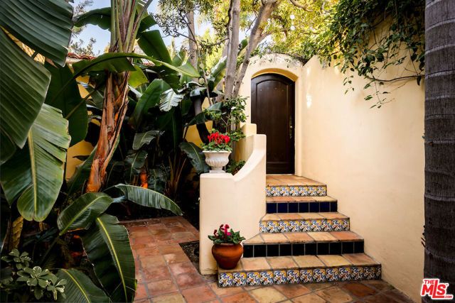 7050 La Presa Drive, Los Angeles, CA 90068