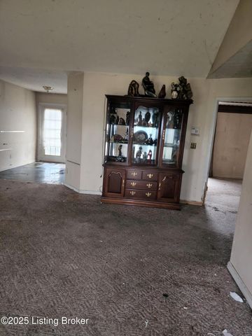 1323 Forest Dr, Louisville, KY 40219