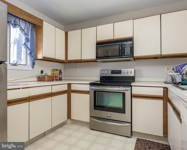 12 8TH AVE, Wilmington, DE 19805