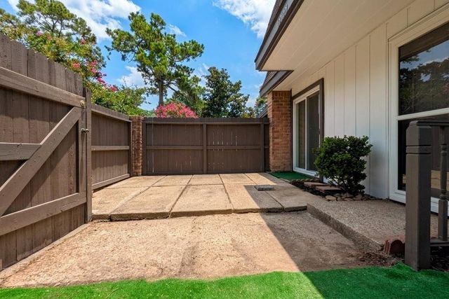 12027 Greenwood Forest Drive B, Houston, TX 77066