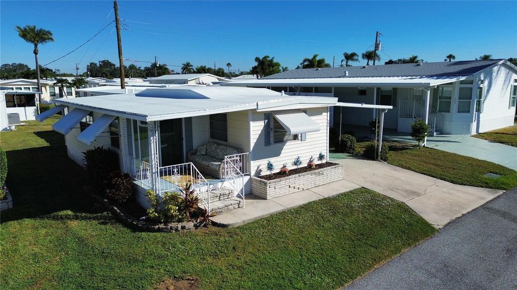 Image 2 of property listing at 504 49TH C AVENUE DRIVE E, Bradenton, FL 34203