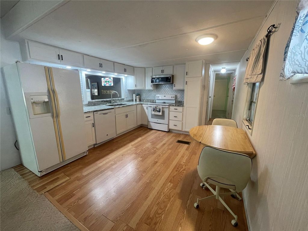 Image 3 of property listing at 504 49TH C AVENUE DRIVE E, Bradenton, FL 34203