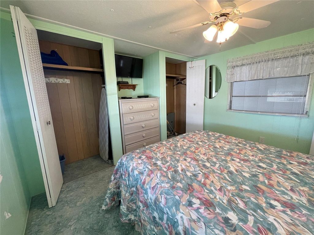 Image 21 of property listing at 504 49TH C AVENUE DRIVE E, Bradenton, FL 34203