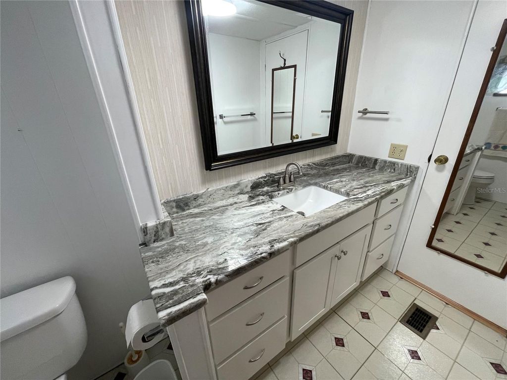 Image 23 of property listing at 504 49TH C AVENUE DRIVE E, Bradenton, FL 34203