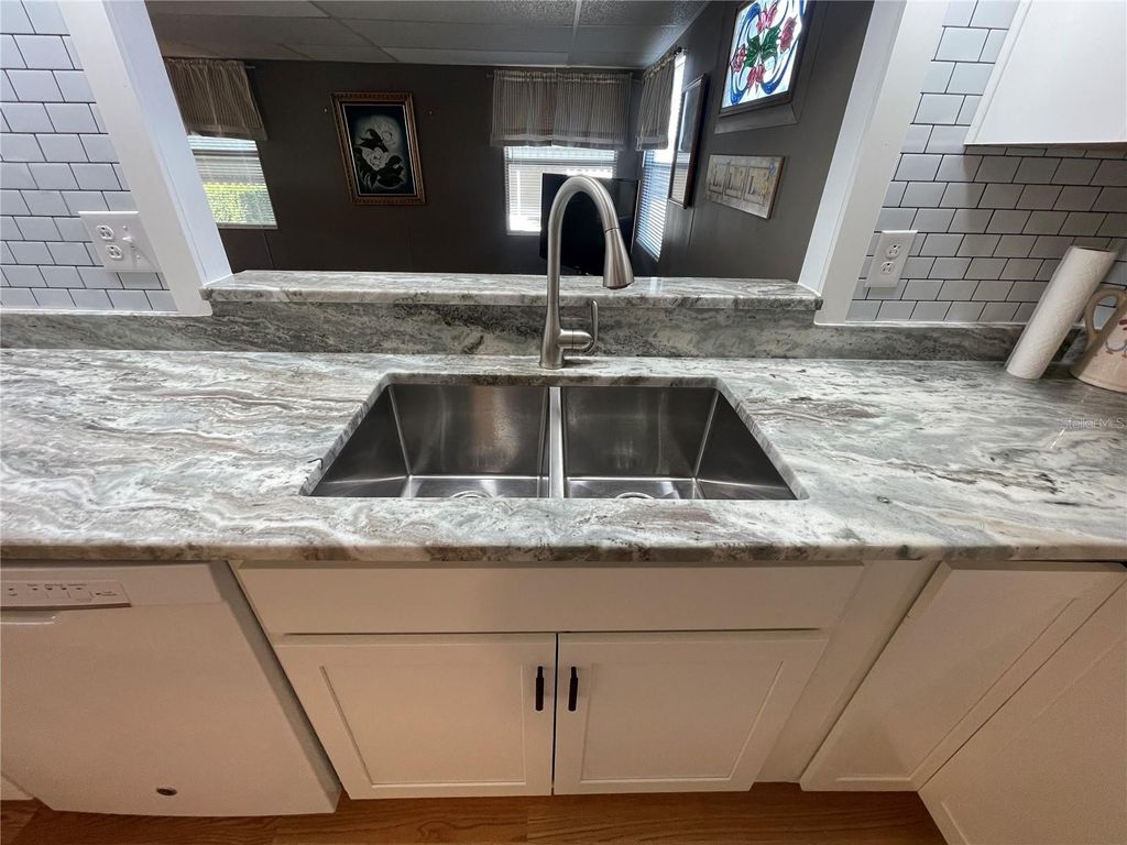 Image 4 of property listing at 504 49TH C AVENUE DRIVE E, Bradenton, FL 34203