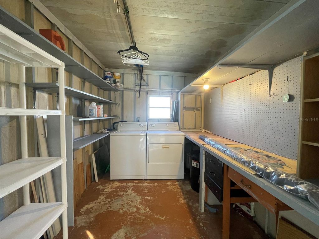 Image 33 of property listing at 504 49TH C AVENUE DRIVE E, Bradenton, FL 34203