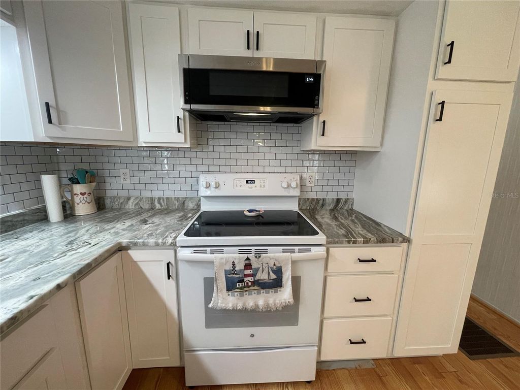 Image 5 of property listing at 504 49TH C AVENUE DRIVE E, Bradenton, FL 34203