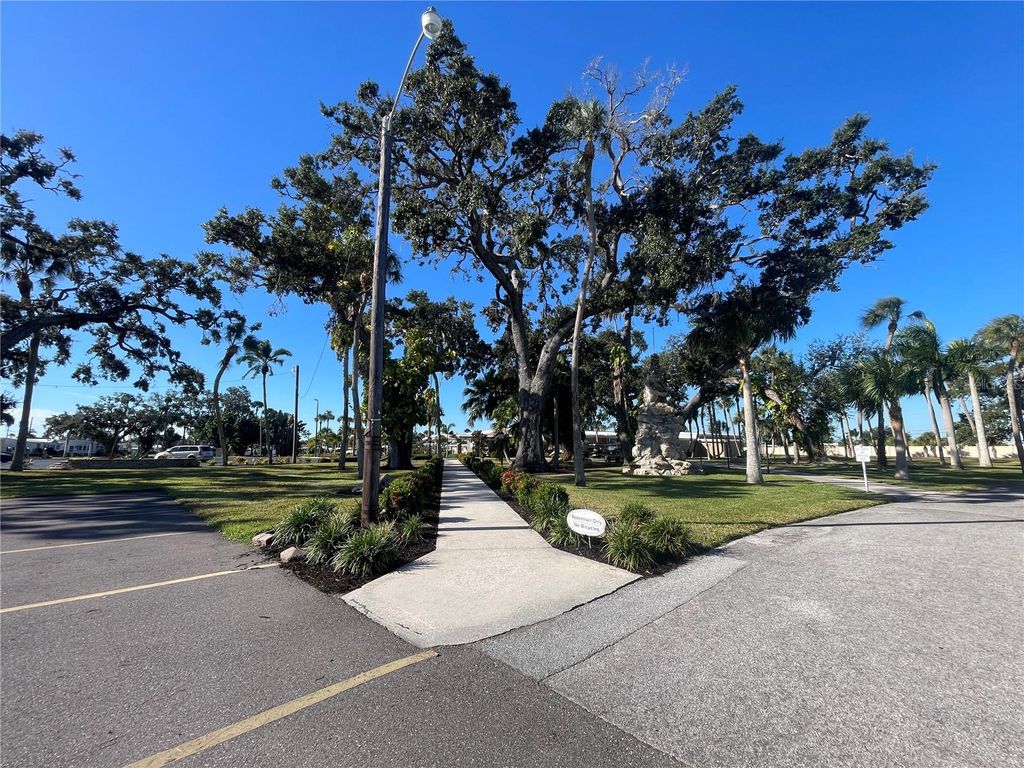 Image 45 of property listing at 504 49TH C AVENUE DRIVE E, Bradenton, FL 34203