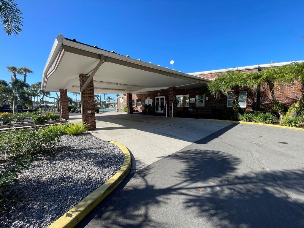 Image 50 of property listing at 504 49TH C AVENUE DRIVE E, Bradenton, FL 34203