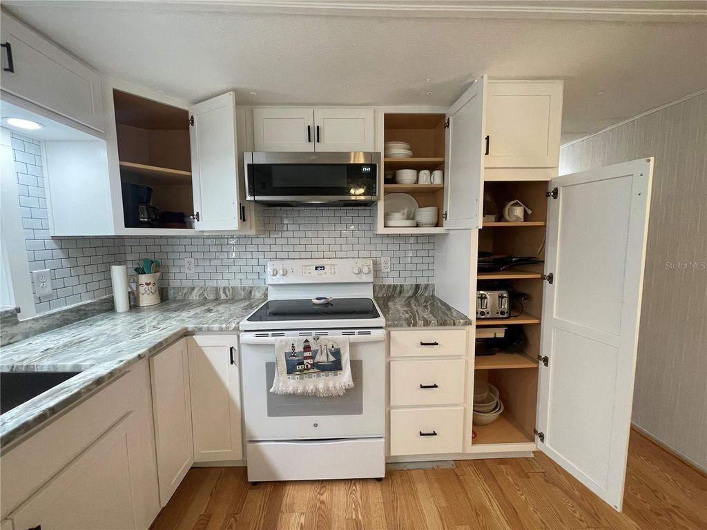 Image 6 of property listing at 504 49TH C AVENUE DRIVE E, Bradenton, FL 34203