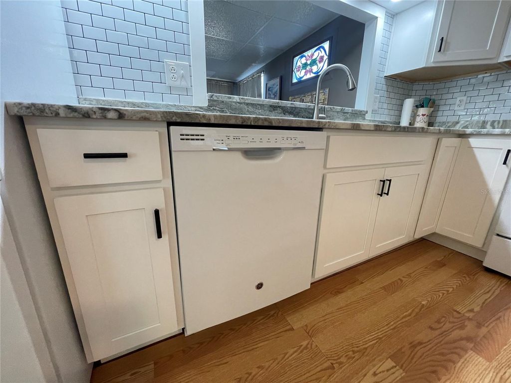 Image 7 of property listing at 504 49TH C AVENUE DRIVE E, Bradenton, FL 34203