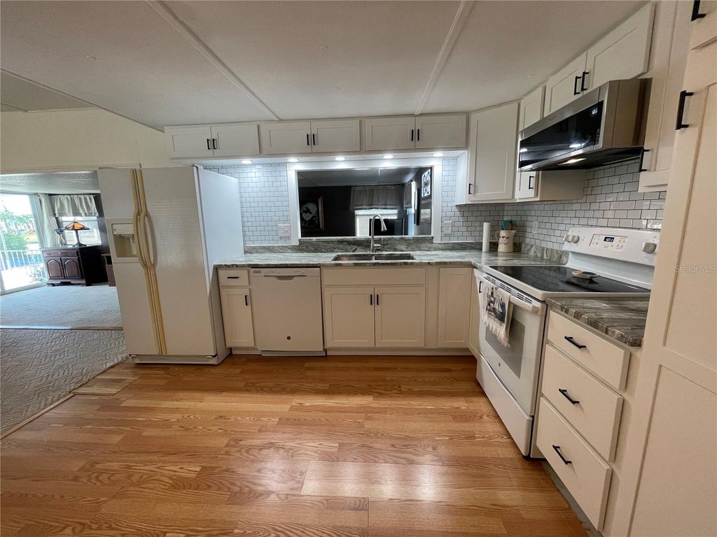 Image 9 of property listing at 504 49TH C AVENUE DRIVE E, Bradenton, FL 34203