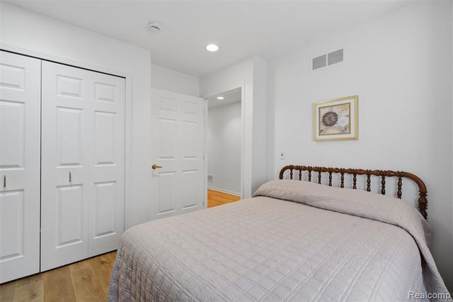 21305 Juniper Court 61, Farmington Hills, MI 48336