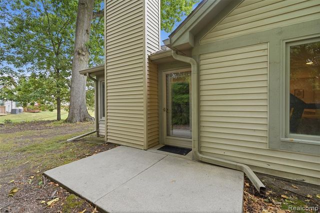 21305 Juniper Court 61, Farmington Hills, MI 48336