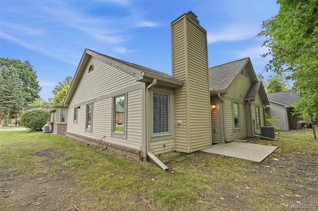21305 Juniper Court 61, Farmington Hills, MI 48336